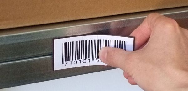 C-shaped magnetic labels